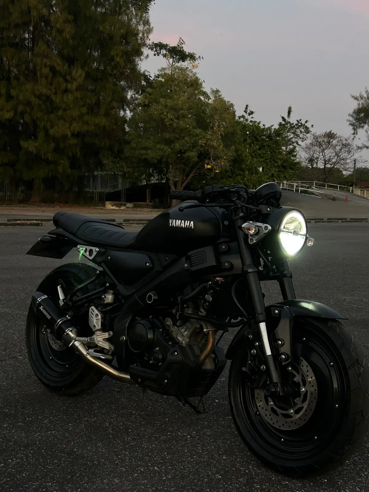 #xsr155caferacer #bikelife #fyp #xsr155 #custombike #allblack #caferacer #modified #yamaha #clubman #akropovic #classic 