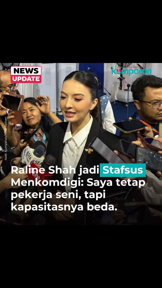 Menteri Komunikasi dan Digital (Komdigi) Meutya Hafid melantik sejumlah pejabat di lingkungan kementeriannya. Ada nama beken yang juga turut dilantik hari ini. Salah satu sosok yang dilantik hari ini, yakni artis Raline Shah. Raline ditugaskan sebagai Staf Khusus Menteri Bidang kemitraan Global dan Edukasi Digital. Raline Shah yang lahir di Jakarta pada 4 Maret 1985 (39 tahun) ini dikenal sebagai pemain film 5 Cm, Surga yang Tak Dirindukan, dan 99 Cahaya di Langit Eropa.  Selain itu, ada presenter MetroTV Fifi Aleyda Yahya yang juga turut dilantik hari ini. Fifi mengisi jabatan Direktur Jenderal Komunikasi Publik, dan Media Kementerian Komunikasi dan Digital. 📸: Dok. kumparan/Abid Raihan.  Follow WhatsApp Channel kumparan untuk dapat Informasi terpercaya dikirim langsung ke WhatsApp kamu. Ketik kum.pr/WAchannel di browser kamu sekarang, agar bisa share informasi tanpa ragu.  #newsupdate #update #news #oneliner #pelantikanpejabat #kemkomdigi #ralineshah #digitalisasi #info #infoterkini #berita #beritaterkini #bicarafaktalewatberita #kumparan 