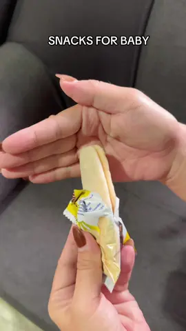 Hindi mabubulunan si baby dito kase mabilis matunaw once nabasa ng laway ni baby #babysnacks #mummumbiscuits #foodforbaby #babyfood #biscuitsforbaby 