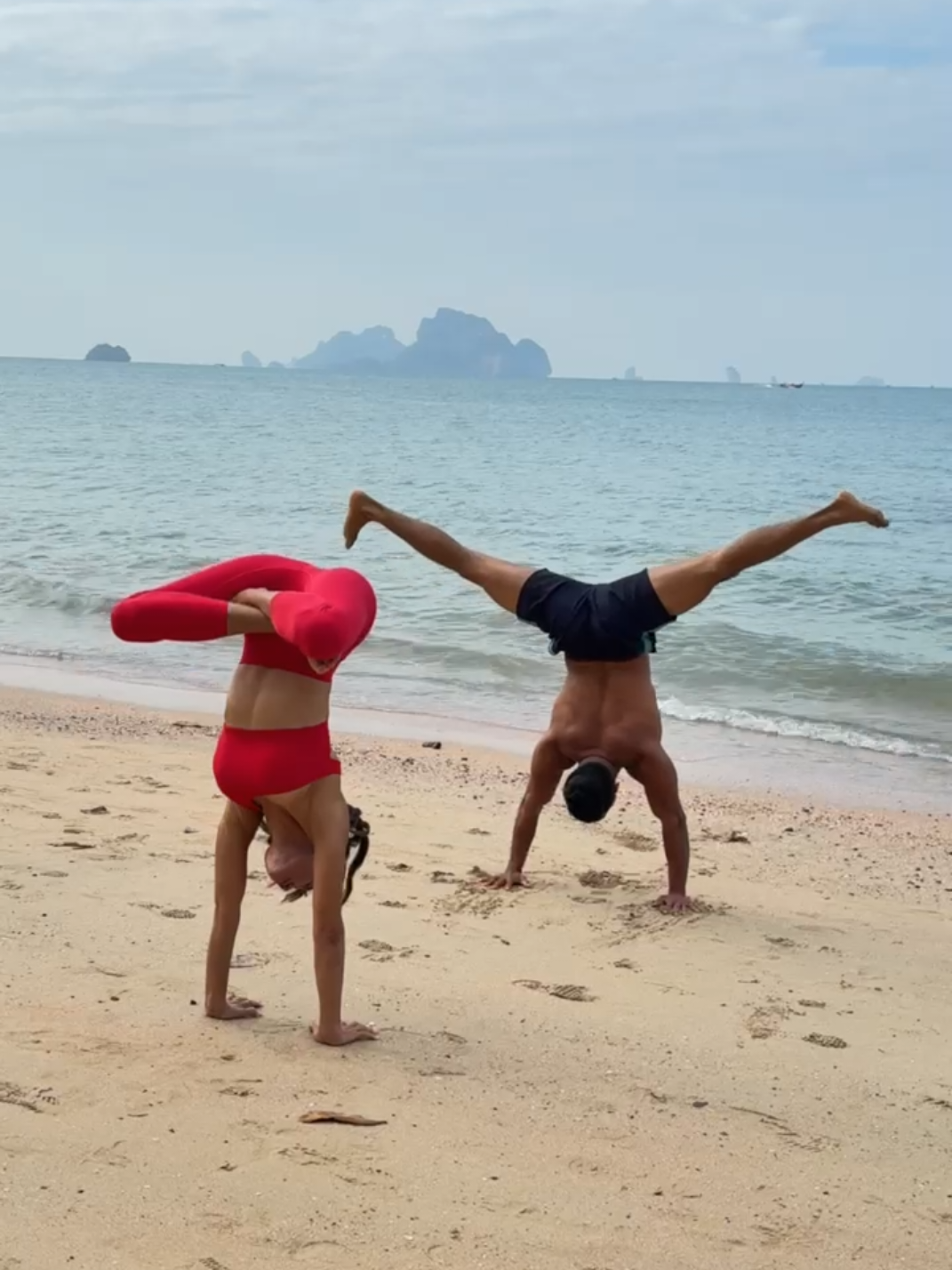 Yoga at the beach #ConSantanderConecto #yoga #thailand #FitTok #yogaflow 