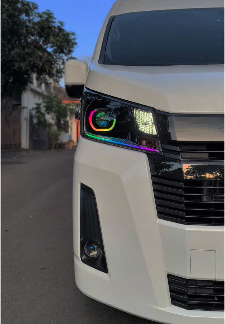 Hiace Premio 14 Seat Very Comfort #CapCut #hiace #hiacepremio #hiaceindonesia #hiacelover #hiacemodified #premio #hiacepremioluxury #rimbakencana #esautolight #gankbeebot #biled #sewamobilmalang #drivermuda #pariwisata #malang 