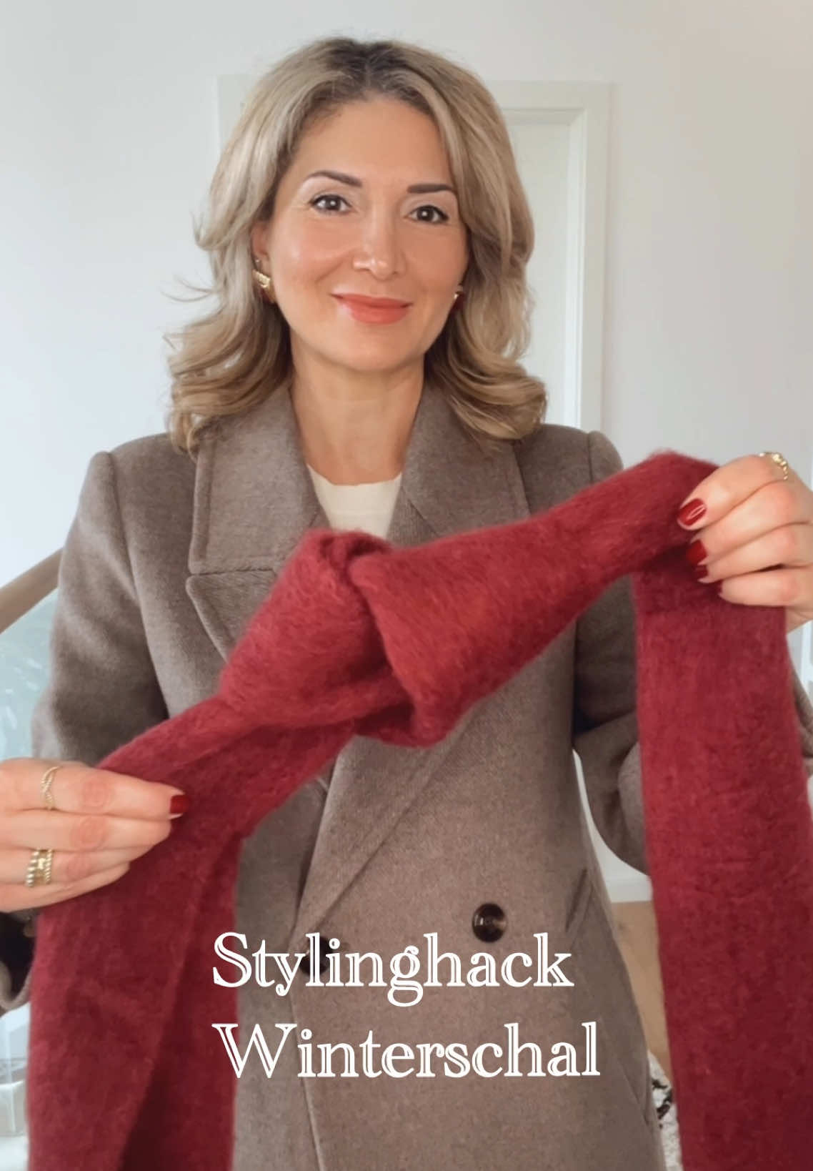 Schal-Hacks: schnell & stylisch🧣  Die erste Variante zeige ich zum ersten Mal… Habt einen wunderbaren Start in die neue Woche - trotz der eisigen Temperaturen… und bleibt gesund, ihr Lieben 🫶🏻 #meinstil #outfitideen #meinlook #meinstilmix #outfitidee #winterlook #stylinghacks #winterschal #schal 