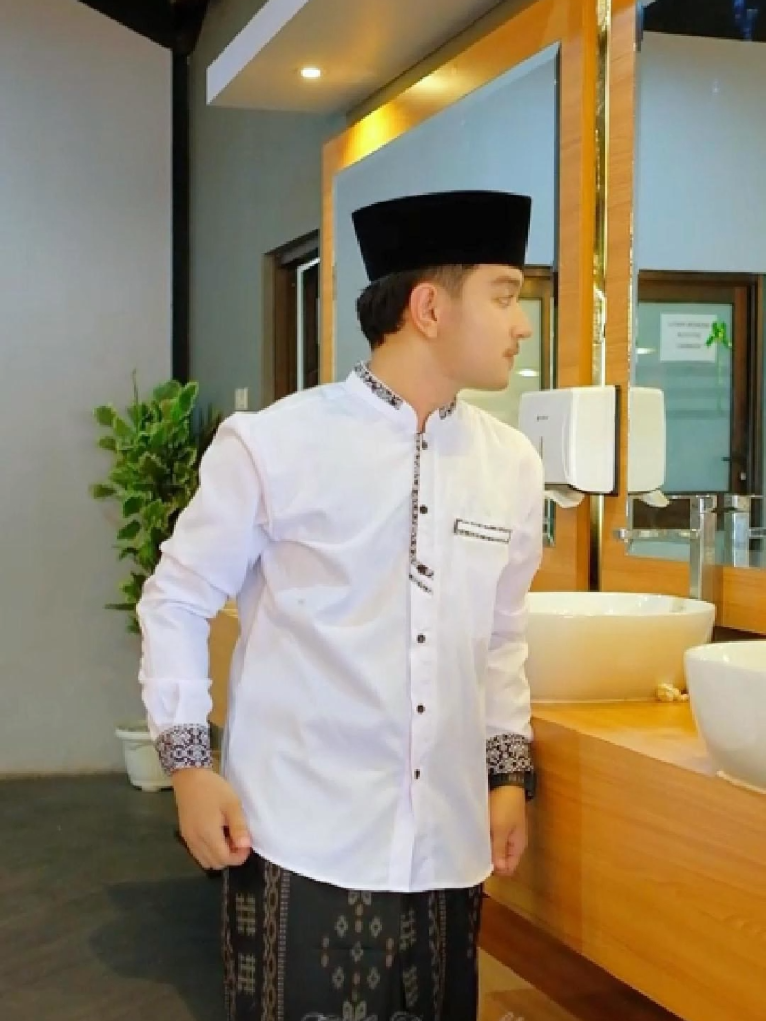 Kemeja Koko EL Rumi: Gaya Sederhana, Penampilan Maksimal 💎 Tampil lebih sederhana namun tetap maksimal dengan kemeja koko EL Rumi. Desain timeless dan bahan premium yang nyaman dan stylish!  🎯Cek koleksi lengkapnya guys sebelum kehabisan! #weddingnasheed ##bajulebaranterbaru2025 #bajulebaran #elrumi #kokodewasapria #elrumishop #kokoelrumi #fashionmuslim #batik