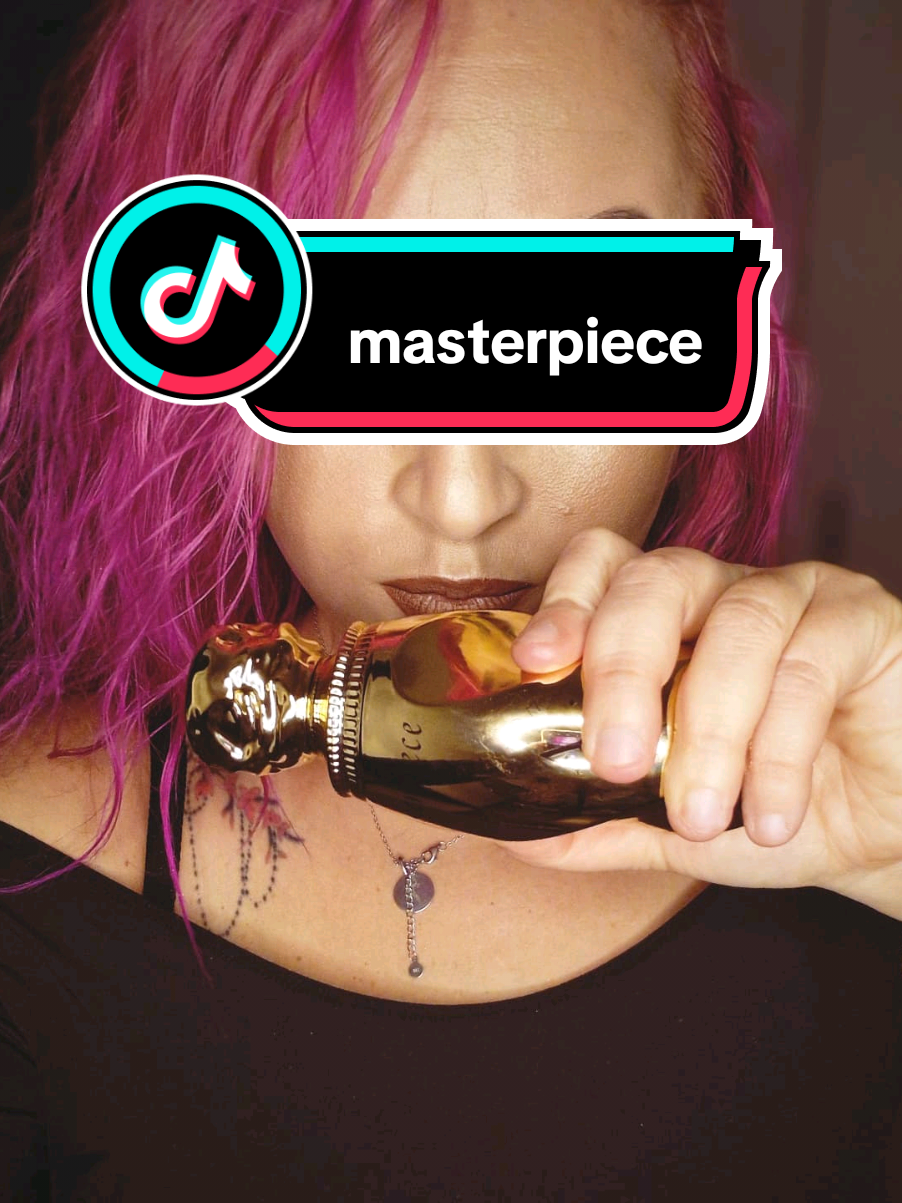 Un parfum dulce, acrisor si usor spicy  🖤 Desi el este recomandat pentru partea masculina mie mi se pare perfect atat pentru barbati cat si pentru femei. Pentru o reducere de 10% pe site ul celor de la @orioudh folositi codul Kleo10 ❤️ Note de varf: Mar, Cuisoare, Cardamon Note de mijloc: Scortisoara, Muscata, Lavanda Note de baza: Vanilie, Ambra, Lemn de cedru  #masterpiecemaisonasrar #masterpiece #maisonasrar #lavanda #scortisoara #mar #cardamom #orioudh #perfumeaddict #perfumetok #perfumes #parfumuri #kleo #kleorecomanda #kleotesteaza #lavander #cinamon #recenzii 