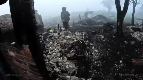 Разведывательное подразделение 12-й Азовской бригады расчищает подвалы на окраине Торецка. Во время операции бойцы захватили несколько русских солдат, скрывавшихся в руинах #warukraine #warukrainevsrussia 