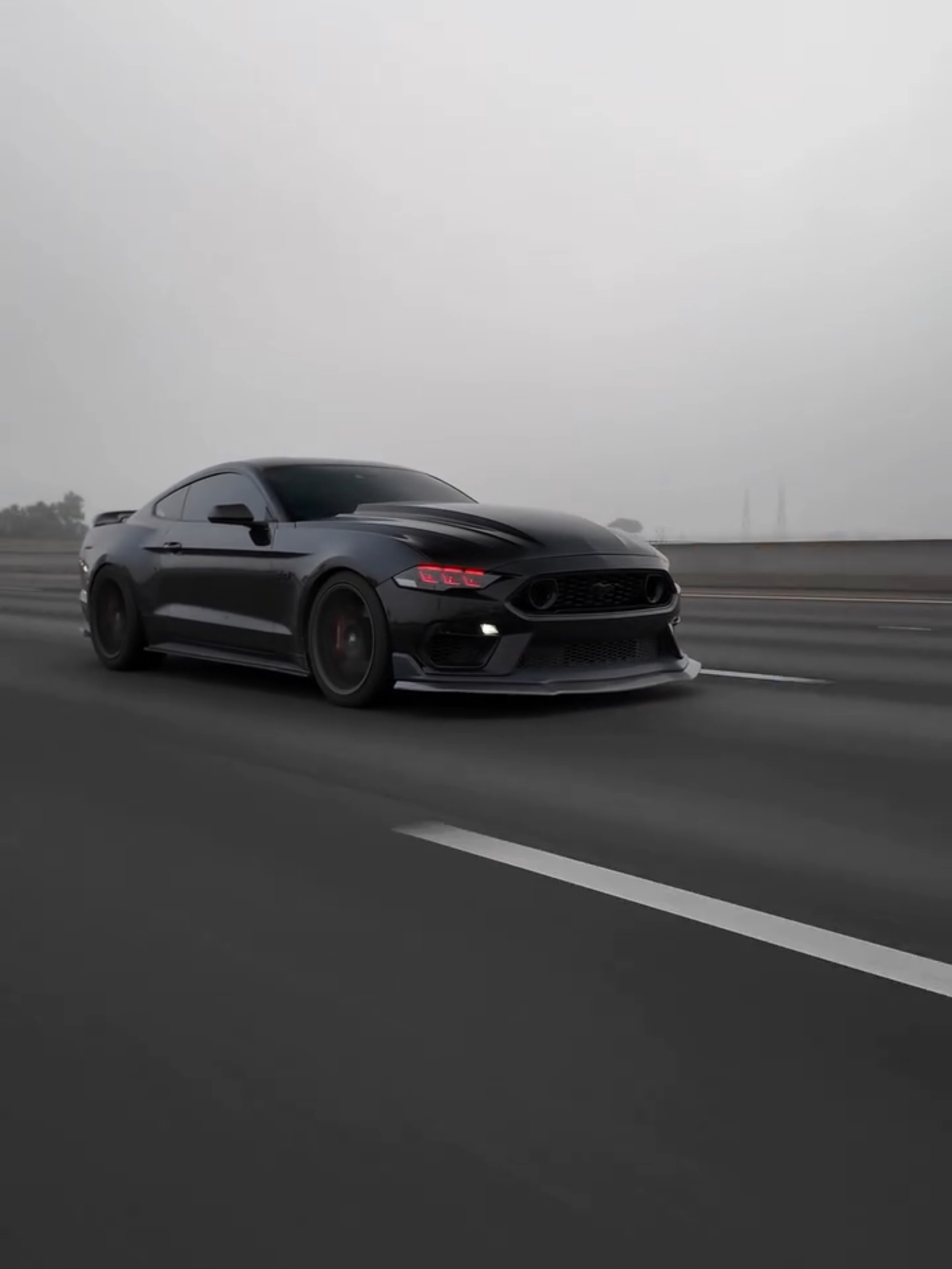 Ford Mustang GT500 Pure Sound Exhaust Sound The Ford Mustang Shelby GT500 is a high-performance version of the Mustang, produced by Ford and Carroll Shelby. The newest model (2020) comes with a 5.2-liter supercharged V8 engine producing 760 horsepower. It accelerates from 0 to 100 km/h in 3.5 seconds and reaches a top speed of 290 km/h. With a manual or automatic transmission, suspension upgrades and Brembo brakes, the GT500 offers dynamic driving and high-level performance, while maintaining the aggressive design typical of the Mustang. It is an icon of the American muscle car. La Ford Mustang Shelby GT500 est une version haute performance de la Mustang, produite par Ford et Carroll Shelby. Le modèle le plus récent (2020) est équipé d'un moteur V8 suralimenté de 5,2 litres développant 760 chevaux. Il accélère de 0 à 100 km/h en 3,5 secondes et atteint une vitesse de pointe de 290 km/h. Avec une transmission manuelle ou automatique, des améliorations de suspension et des freins Brembo, la GT500 offre une conduite dynamique et une performance de haut niveau, tout en conservant le design agressif typique de la Mustang. C’est une icône de la muscle car américaine. #fordmustang #gt500 #puresound #exhaustsound #luxury #luxurylife #pourtoi #fyp