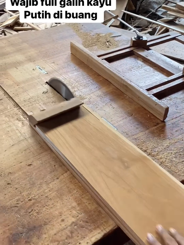 #creatorsearchinsights  wood 🪵 work 🪓😔  #foryou #foryoupage  #foryoupageofficial #fyp #trending #viral_video  #fypシviral #growaccount #account #growmyaccount #woodwork #decor #doors #makersgonnamake #interior #woodart #construction #woodworking #carpenter #table #furnituredesign #woodcarving #viralreelschallenge #FineWoodworking #woodworkingcommunity #interior #wooddesign #carpenter #maker #DIY #reelsfb #furniture #wood 