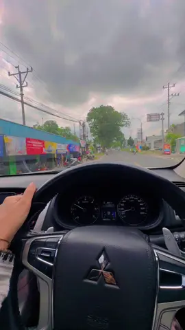 #pajerosport #cumicumidarat #cewekpajero #cewekidaman #cantik #pajerosportindonesia #pajero_mitsubishi #pajerosportdakar 