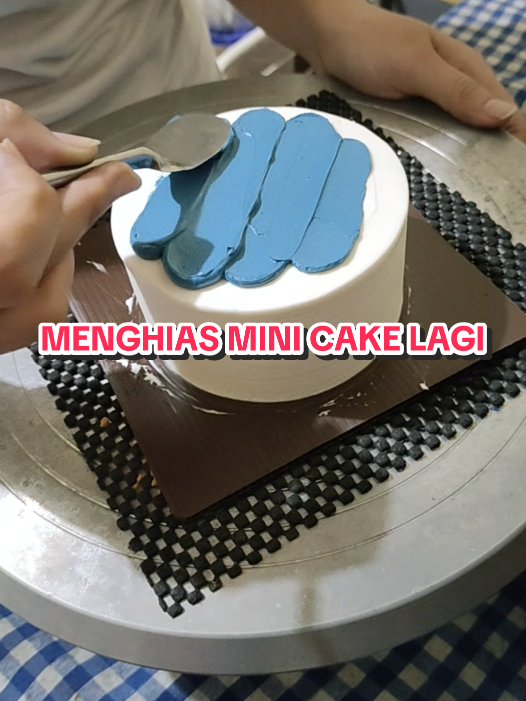 kita hias dulu mini cake nya supaya cantik😆😚 ✨ #kuesimple #bogor #baking #twoistercake #resepkue #idekue #menghiaskue #decorationcake #koreancake #bentocake #kueulangtahun #minicake #buttercreamcake #trik 
