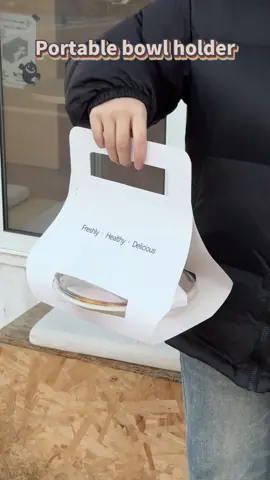 A very convenient paper bowl tray for takeaway packed food #paperbowl #takeawayfood #papertray #Handle #PartyPackaging #paper #packagingfactory
