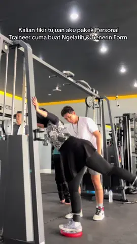 Haha, buat Fun aja ~ Tapi jujur, karena aku cuma bisa ke gym 2x dalam seminggu Aku bener-bener mau hasilnya maksimal dan fokus latihan, nyiapin alat itu effort banget + ngembaliin alatnya juga Jadi aku pakek PT bener-bener fokus ke latihan aja, tapi pastinya aku juga paham betul pakek alat-alatnya kalau sewaktu-waktu aku gym sendirian di luar jadwal ☺️ Personal traineer yang pada nanya wkwk Nih 🫵🏻 @Rizal99  #GymTok #gym #gymmotivation #gymnastics #GymLife #gymbro #gymrat #gymlover #gymoutfit #gymhumor 