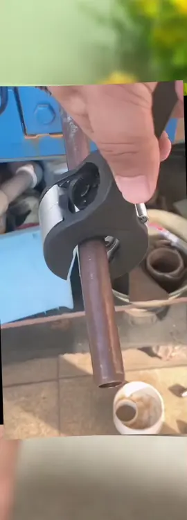 Cut pipes like a pro with this ratchet stainless steel pipe cutter! Perfect for cutting copper, water, and iron pipes with ease. Time-saving, efficient, and a must-have in your toolbox! #HardwareTools #TimeSaver #HighPerformanceTools #ConvenientAndPractical #MustHaveTool #ToolTime #DIYEssentials #homeimprovement 