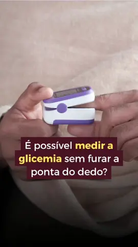 Sim, é possível medir a glicemia sem furar a ponta do dedo: usando um sensor de glicemia intersticial, aquele que se coloca no braço. Fora isso, estão tentando te enganar. Recentemente, um dispositivo que promete medir a glicemia como um oxímetro — apenas encaixando na ponta do dedo — tem sido divulgado como uma 