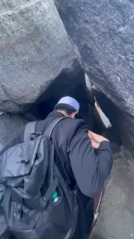 sebelum suami pergi Umroh,suamiku baca buku siroh Nabawiyah dan sering nyeritain kisah nya ke aku🥺 nama kitab nya(Ar Rahiq Al Makhtum)Gua Hiro adalah tempat dimana Rasulullah menerima Wahyu pertama nya.di dalam kitab tersebut Gua Hiro letak nya di Jabal Nur yang jarak nya kira kira 2 mil dari kota Mekkah,suatu  gua yang tidak terlalu besar yang panjang nya 4 hasta lebar 1,75 hasta dengan ukuran zira Al Hadid (hasta ukuran besi). dan Alhamdulillah suamiku di beri kesempatan untuk bisa melakukan sholat di sana🥺🤍 MasyaAllah semoga yang lihat video ini bisa segera pergi umroh 🥺🫶🏻🤲 #masyaallahtabarakkallah #mekah #jabalnur #guahiro #Umroh #fyp 