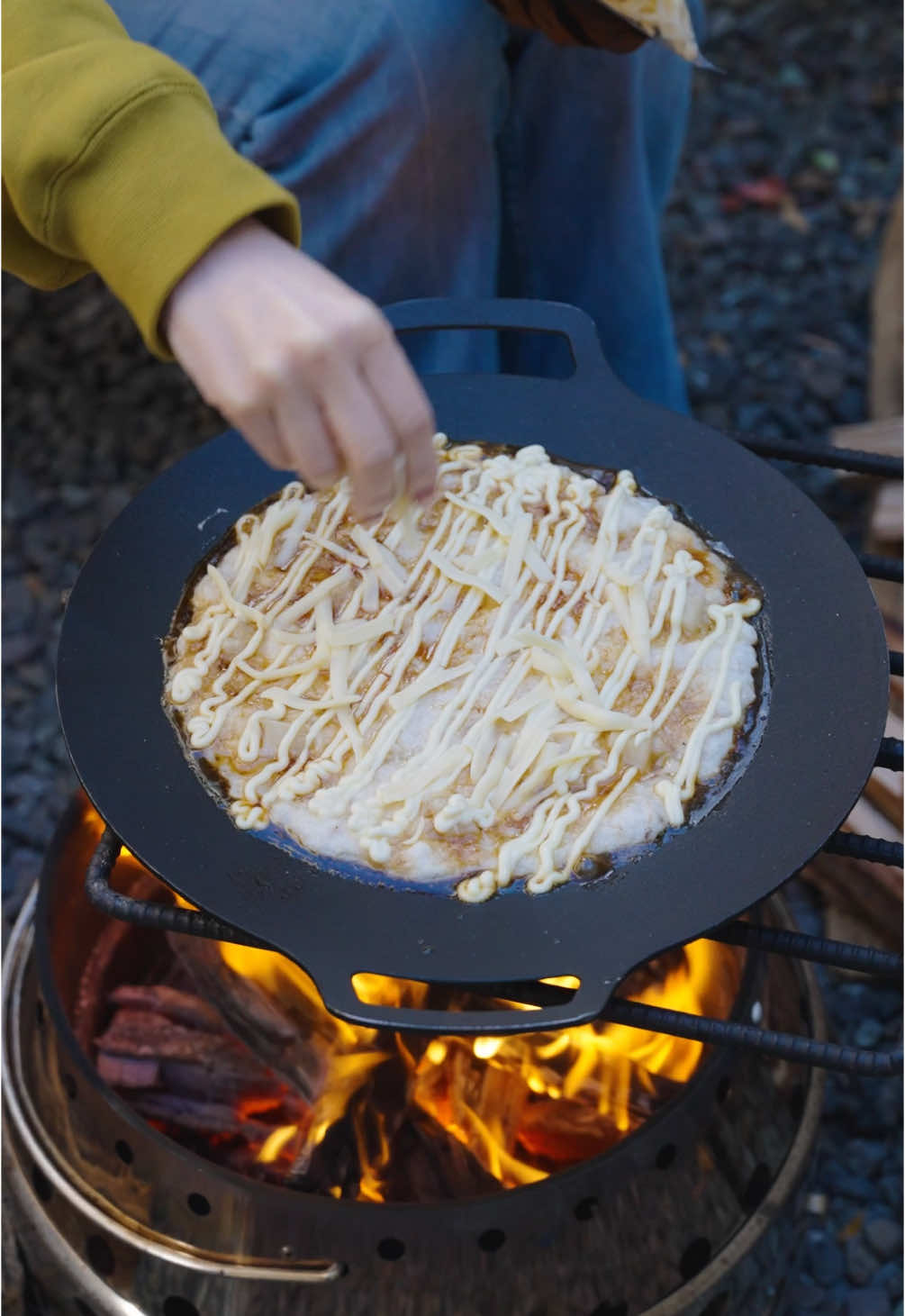 お餅アレンジ！山芋もちグラタン🫕もちパンケーキ🥞 　 レシピはコメント欄にそれぞれ記載してます☺️🫶 　 #tiktokfood #camp #outdoor #キャンプ #料理 #レシピ #cooking 