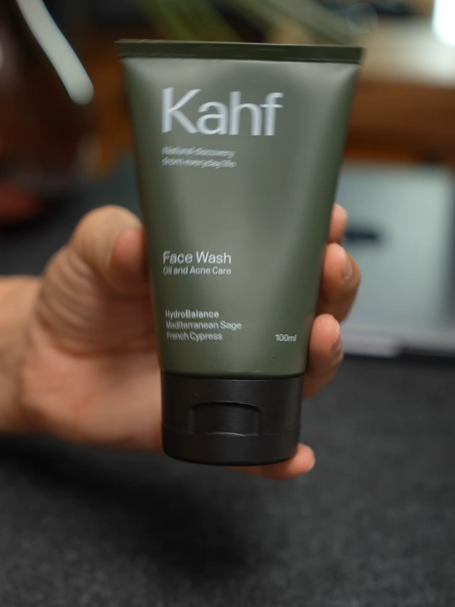 pembersih wajah dari Kahf Oil and Acne Care Face Wash dengan ukuran 100 ml, Sabun Pembersih wajah untuk pria #skincarecowok #skincarepria #sabunmuka #sabunwajah #kahffacewash #cuantanpabatas #wibgajian