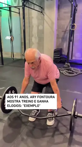 O ator Ary Fontoura é uma celebridade nas redes sociais. Aos 91 anos, o artista compartilha frequentemente vídeos de seus treinos na academia, e neste domingo (12) não foi diferente. 