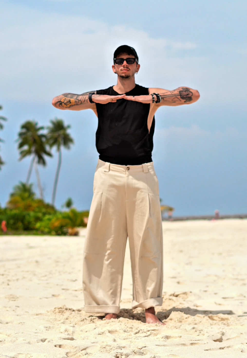 Playing with angles 📐 . @syiamworld 🏝️ . #urbantheory #perspectivematters #kamon #siyamworld #maldives #travels #tutting #geometry 