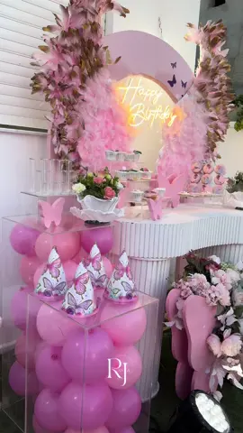 🎉✨ Un anniversaire féerique sous le thème papillon, où chaque détail raconte une histoire magique. De la décoration élégante aux douceurs exquises, Ranja Events transforme vos rêves en réalité. 🦋🎂  Laissez-nous sublimer vos moments spéciaux avec des créations uniques et une touche d’élégance incomparable. 🌸 #RanjaEvents #AnniversaireFille #ThèmePapillon #DécorationUnique #MomentsMagiques #DécorationAnniversaire #GâteauAnniversaire #IdéesOriginales #ButterflyTheme #FêtesEnTunis #ÉvénementielTunisien #DécorationPersonnalisée #InspirationDécoration #BirthdayGoals