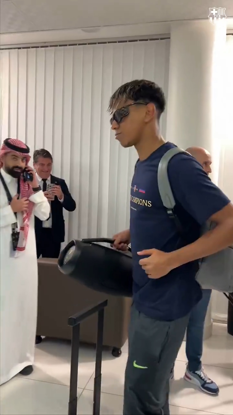 🔥😎🎶 Así se vuelve, Lamine? El regreso de los jugadores del Barca a España a pura música y baile luego de ganar la Supercopa. 