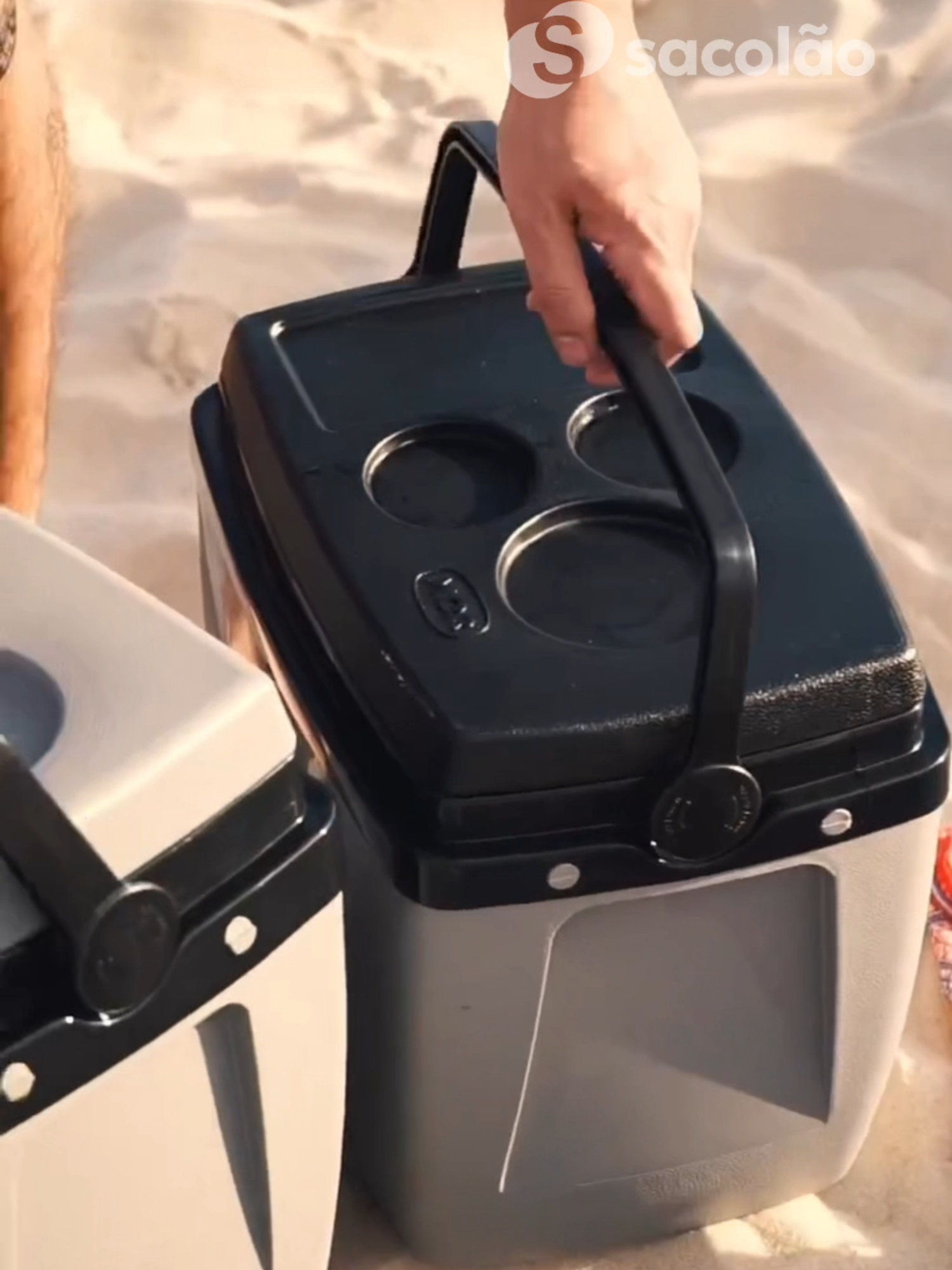Oferta de verão imperdível! Para quem ama curtir o melhor da estação, a Caixa Térmica Mor 34L está saindo de R$ 109,90 por apenas R$ 89,90! Perfeita para levar na praia, no churrasco ou na viagem com a família, ela mantém suas bebidas sempre geladinhas e ainda cabe até 50 latinhas de 350ml ou 7 garrafas de 2L – deitadas ou em pé! Produzida com material 100% virgem, atóxico e sem odor, ela é prática, resistente e vem com tampa funcional e alça para facilitar o transporte. Garanta a sua e faça do seu verão ainda mais refrescante! 🏖️ *Oferta exclusiva para clientes cadastrados no app mais sacolão, válida até 19/01/2025, sujeita a encerramento antecipado por fim de estoque.#Sacolão #utilidades #lojadeutilidades #NatalRN #utilidadesdomesticas #verão #Loja