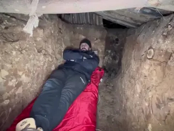 在荒野建造庇护所独自生存。