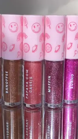 Lip Gloss Brilhante da Melu possui efeito molhado e muito brilho e glitter. A fórmula desse produto é enriquecida com Vitamina E, garantindo propriedades hidratantes e antioxidantes que ajudam a regenerar, fortalecer e proteger os lábios.  - R$ 12,90 cada O preço anunciado pode ser alterado a qualquer momento sem aviso prévio.  - #gloss #glosses #melubr #glossmelu #maquiagem #londrina #glossmelu #maquiagemtiktok 