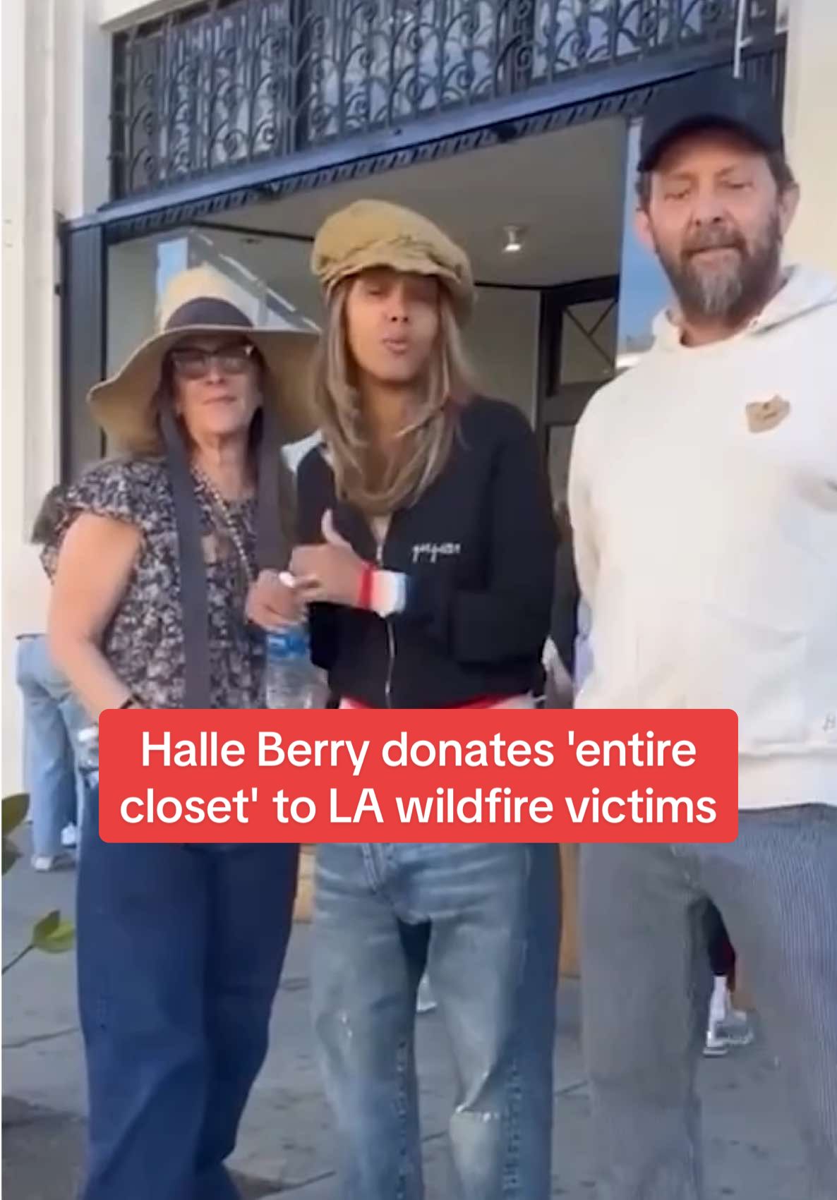 Halle Berry donates 'entire closet' to LA wildfire victims 😳‼️ Actress Halle Berry, 58, and her boyfriend, 54, volunteered to help displaced LA families amid the devastating wildfires ❤️ 🎥Halle Berry #losangeles #wildfire #halleberry 