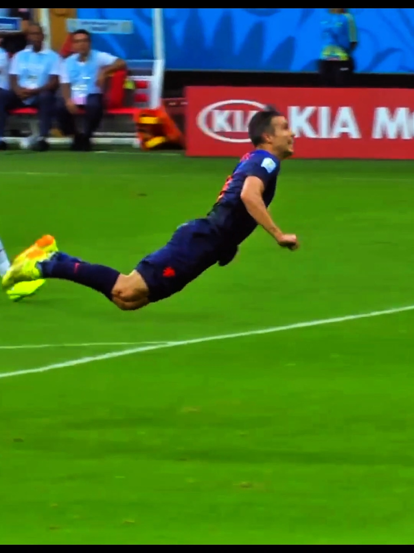 Van Persie Flying Header #fyp #soccertiktok #footballtiktok #edit  #footballedit #vanpersie #robinvanpersie 