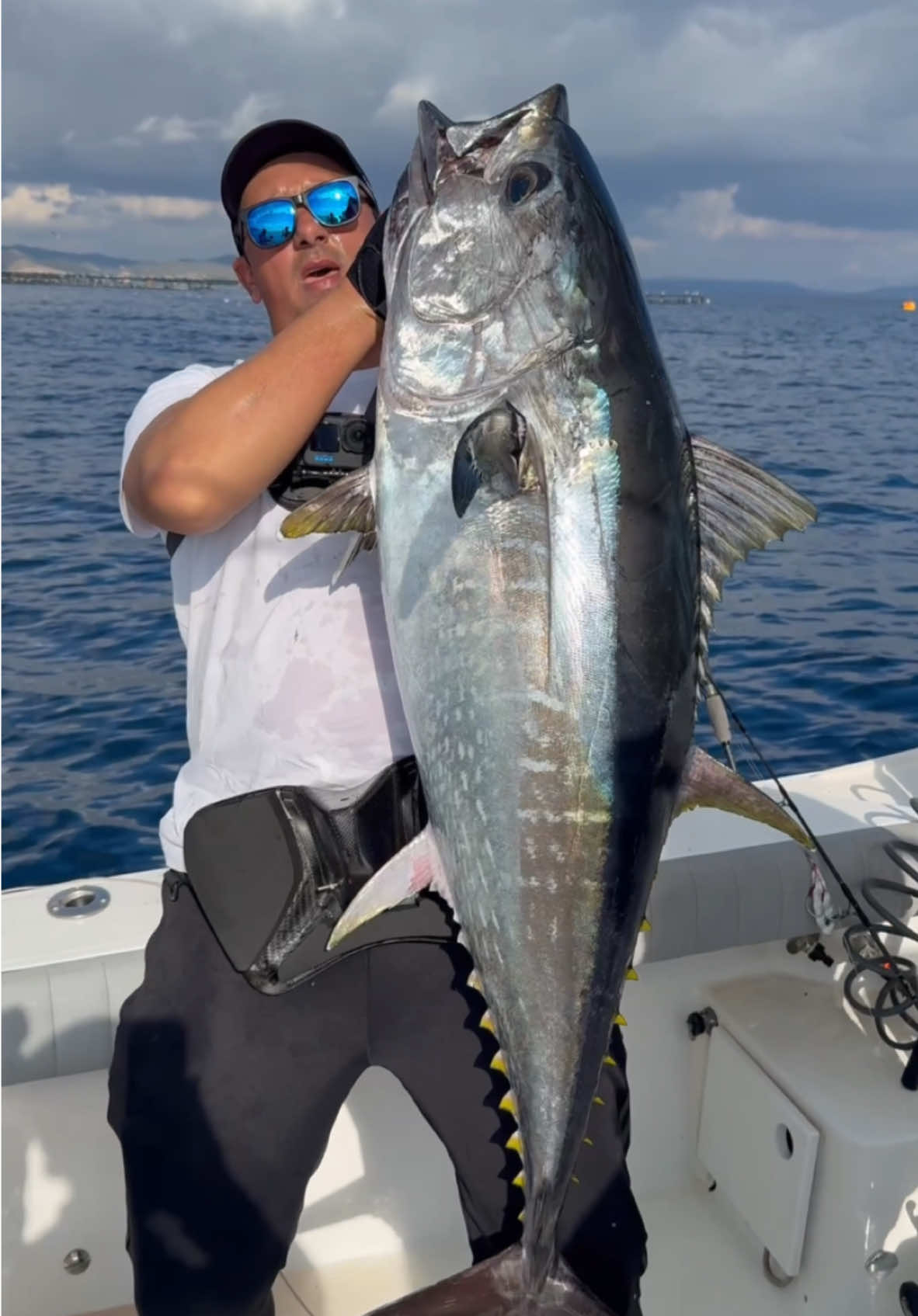 Chasing giants in the Aegean! Another epic battle, another bluefin conquered. Watch the reel to feel the adrenaline and witness the power of these deep-sea warriors. #BluefinTuna #FishingAdventures #IzmirCatch #bkkhooksinternational #zenaq #stafubro 