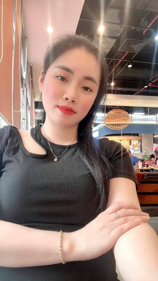 Khi đôi môi em còn đỏ mọng, em muốn nói em yêu anh 😀