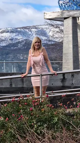 carina in rosa #goddess #canada #britishcolumbia #butterfly #kelowna #italygirl #canadianchick #wrapmeinthunder #over50andfabulous #over50andfit #over50styleinfluencer #modellife #influecerdellamodaitaliana #fashion #fashionista #FashionistaStyle #model #modela 