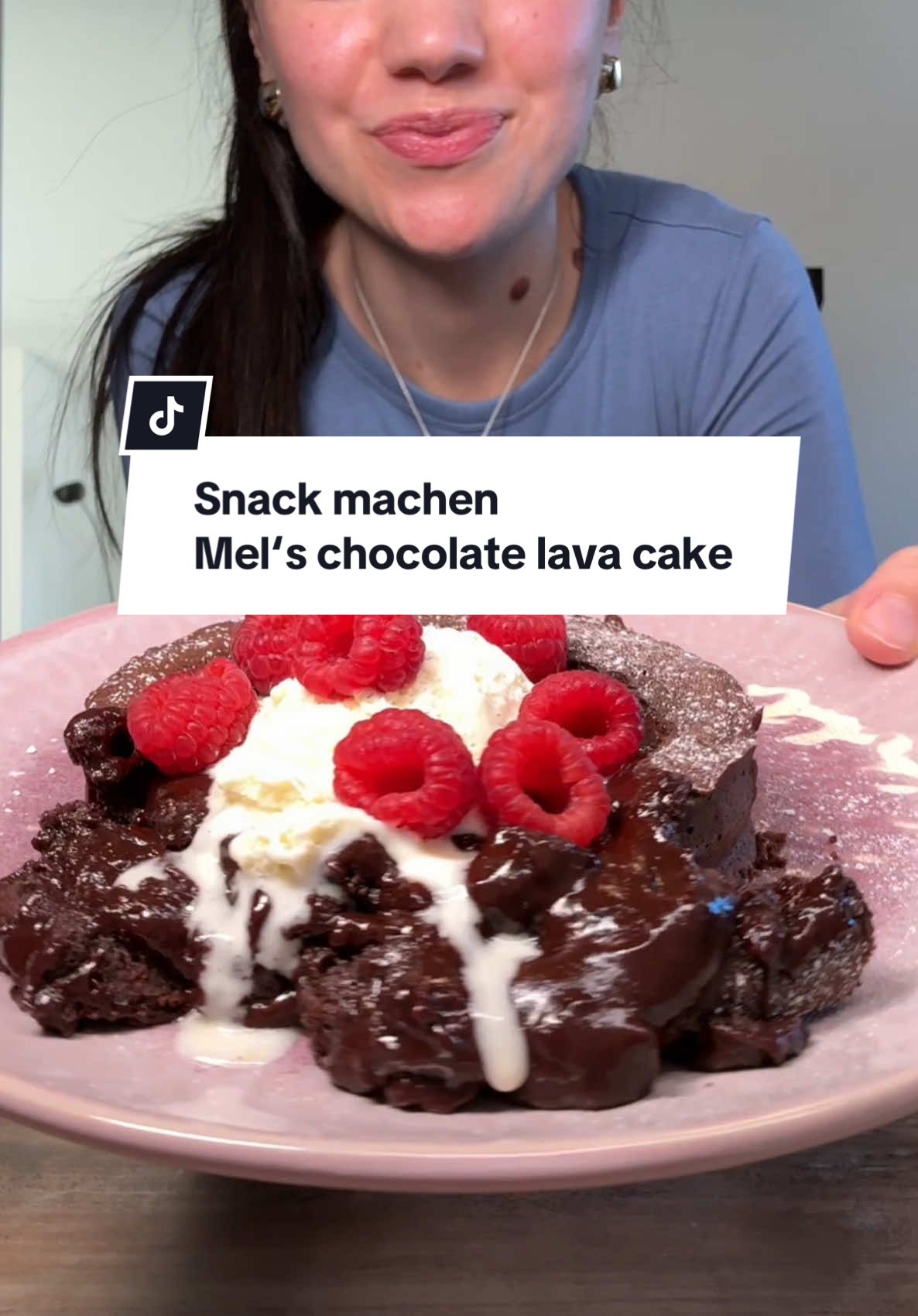Mel’s Chocolate Lava cake 😍 #snack #snackideas #lavacake #chocolatelavacake #chocolatecake #schnellersnack #schnellesrezept #tiktokcooking #cooking #melssnack 