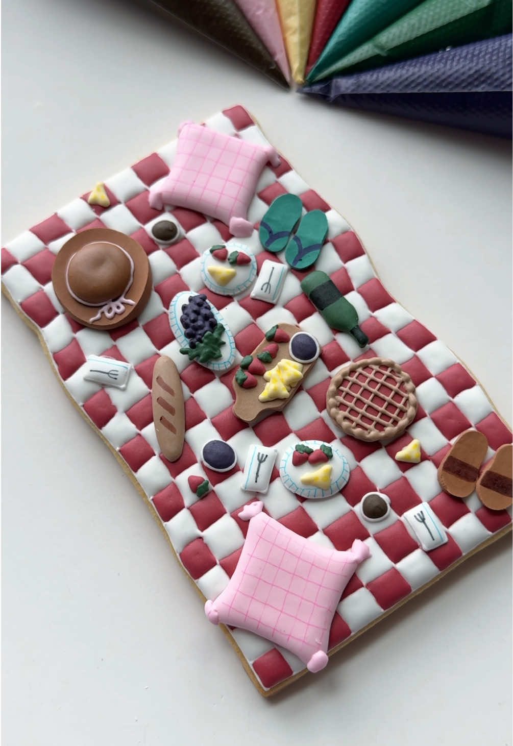 Replying to @lizziecolorsco Happy Monday!🧺 recipes and supplies linked in my bio #picniccookie #cookiedecorating #oddlysatisfying #asmr 