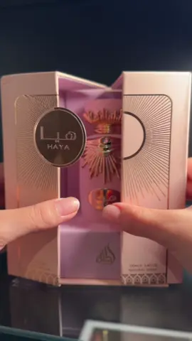 Haya✨- Lattafa con notas de champán, fresa, jazmín, vainilla…🩷 Una fantasía de perfume. Para pedidos contáctanos por Instagram @malyaparfums, TikTok o WhatsApp🤎 #aroma #belleza #perfumesarabes #yara #haya #hayalattafa #parati #dubai #parati #dulce #lattafaperfumes #lattafa 