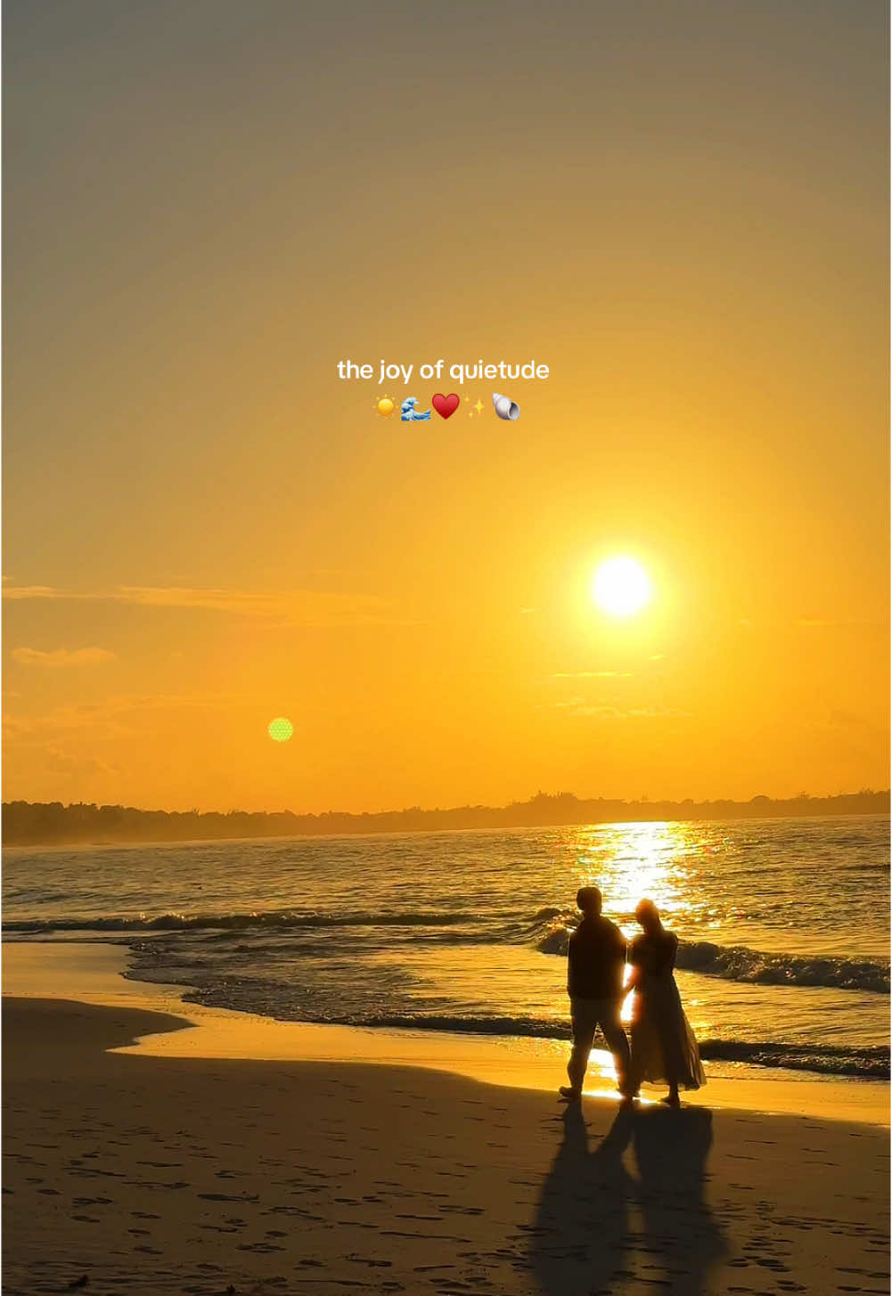 a peaceful mind ☀️🌊  #slowliving #beach #couple #Love #freedom #sunrise #goldenhour 
