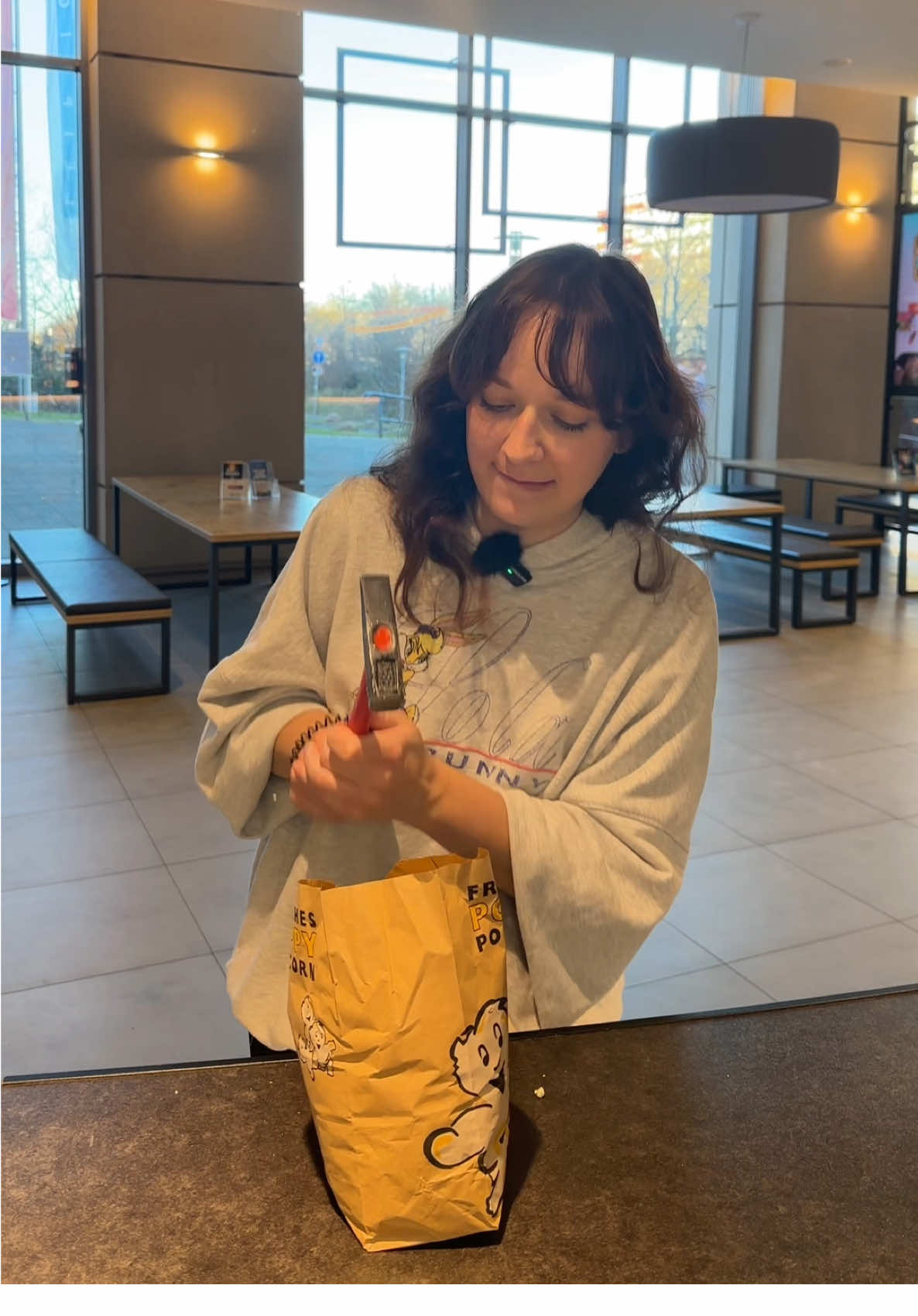 Und am Ende wundern sie sich, dass nur Krümel in der Tüte sind🤡 #customersmostloved #serviceworker #worktok #cinematok #funny #fyp #foryou #leipzig 