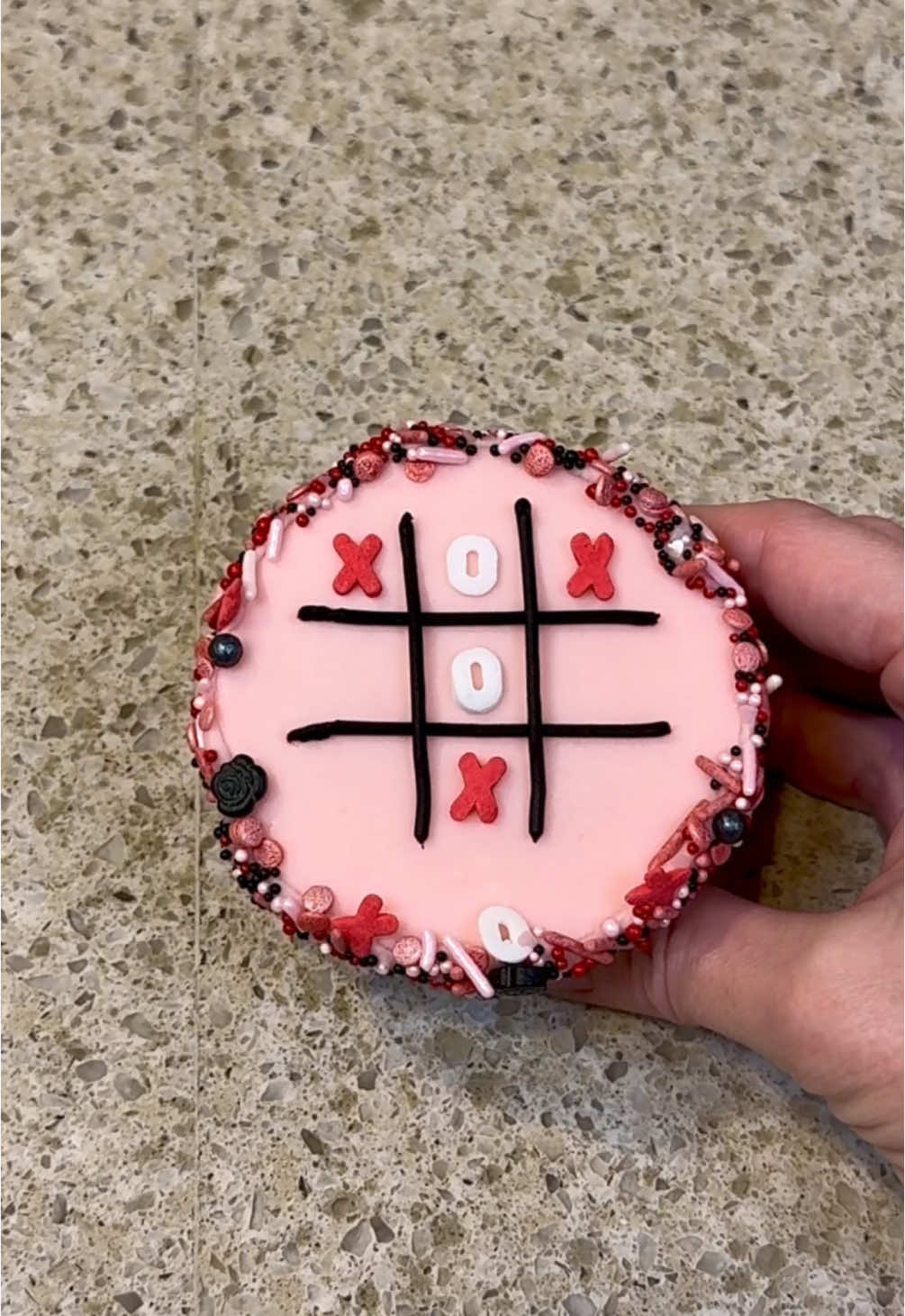 X’s And O’s Cupcake #cupcake #ValentinesDay #sprinkles #cake #cakedecorating 