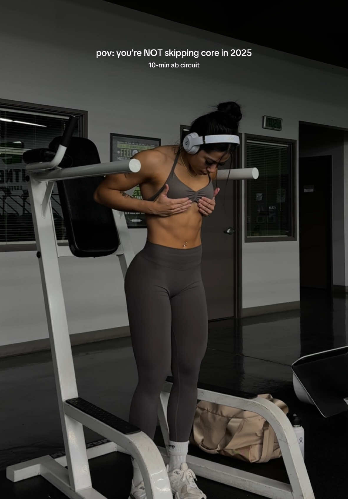 we’re NOT skipping abs this year 😅 here’s my go-to ab workout - don’t forget to take small rests in between each exercise! full outfit from @DFYNE c0de TRINA to save 🧸 #gym #workout #absworkout #coreworkout #abs #hourglassroutine #workoutwithme 