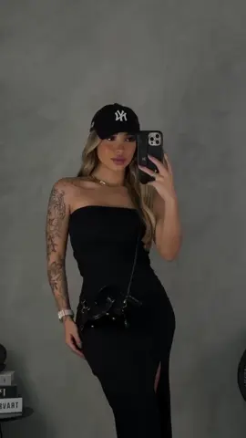 Elegância que encanta, ousadia que marca! ✨ O Vestido Midi Fenda Tomara que Caia é a escolha certa para quem quer arrasar com estilo e confiança. 💃 #LookDoDia #ModaFeminina #ElegânciaOusada #fyyyyyyyyyyyyyyyy 