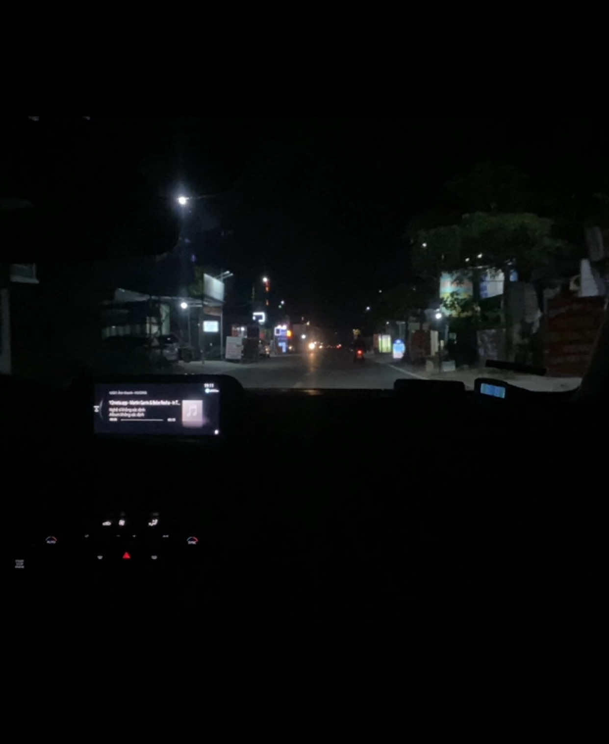 Không sớm không muộn rồi người ấy sẽ đến. Một người đủ bản lĩnh biết em từng vất vả mà bao dung, một người đem cả phần an yên của mình trao cho em mà không đắn đo được mất. Một người đủ kiên nhẫn chờ đợi em sau một ngày dài tất bật. Dịu dàng với em dù cuộc sống ngoài kia chẳng dễ dàng với họ là bao. Một người đàn ông không vẽ tương lai bằng miệng và diễn tả tình yêu bằng lời hứa. Một người nói ít nhưng luôn làm nhiều hơn. Biết em sai nhưng không lớn tiếng, biết mình đúng nhưng cũng chẳng phân trần, dùng sự trưởng thành của mình để bao dung và hào phóng dung túng cho sự ương bướng của em mỗi ngày. Có thể họ không phải người tuyệt vời nhất nhưng chắc chắn sẽ là người phù hợp nhất. Một người luôn dịu dàng vỗ về những xót xa em đã từng chịu đựng. Một người nhìn thấu đằng sau khuôn mặt lạnh tanh là hai hàng nước mắt. Rồi em sẽ gặp được một người , mang đến cho em tất cả những dịu dàng mà thế giới này đã nợ em. Một người đàn ông không mặc sơ mi trắng nhưng vẫn làm em xiêu lòng……. #trending #viral #yeu #tinhyeu #nightdrive #codoidieu #mazda3 #mazda3 