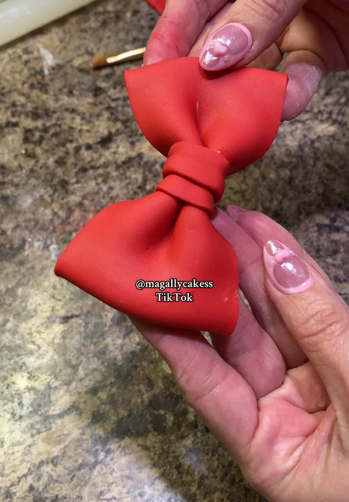 Replying to @Jenna Locklear here’s a quick tutorial on how to make the fondant bow for your cakes. #Cake #Cakes #Fondant #FondantBow #WiltonFondant #CakeDecorating #CakeDecorator #CakeTutorial #FondantBowTutorial #magally 
