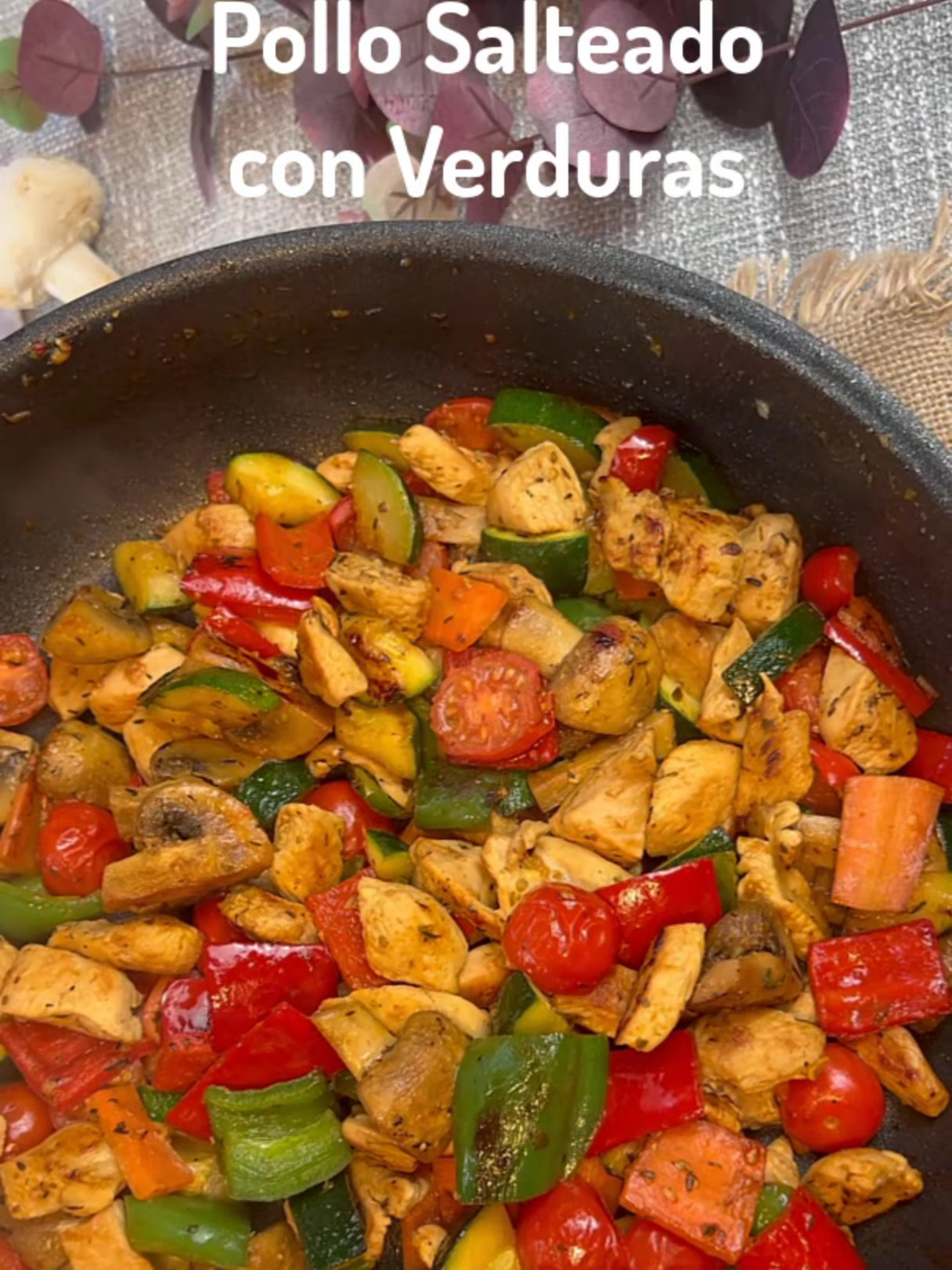 Hoy una rica receta baja en grasas con pollo y  verduras. Una receta perfecta para dietas o para tener una comida muy completa y sana. Esta llena de nutrientes, vitaminas, antioxidantes, proteínas. Una ricura y encima nos cuidamos muy bien. INGREDIENTES: (Para dos personas) 1 calabacín o zucchini 1 pimiento rojo y otro verde Una zanahoria Tomates cherry 5 champiñones Hojas de espinacas baby 3 dientes de ajo Una pechuga de pollo 100 ml de vino blanco Una cucharadita de las de café de orégano Una cucharadita de las de café de tomillo Una pizca de pimienta blanca o negra 1 cucharadita de las de café de  sal PREPARACION: 1- En una sarten vamos a echar unas 3 cucharadas de aceite de oliva. A un  fuego medio fuerte vamos a cocinar todo el tiempo. De principio a fin. En el numero 7 de mi placa de inducción que es del 1 al 9. Cuando se caliente el aceite añadimos los 3 dientes de ajo muy picaditos. 2- Junto con los dietes de ajo añadimos el pollo troceado. También añadimos el orégano, el tomillo, la pizca de pimienta y la sal. Doramos la carne al gusto. 3- Cuando la veamos dorada, añadimos los champiñones troceados en cuatro trozos. Dejamos cocinar hasta que pierdan el tamaño. Hasta que reduzcan. 4- En ese momento añadimos el vino blanco y dejamos evaporar, reducir el alcohol. Será rápido. Dos minutos a ese fuego 5- A continuación añadimos la verdura troceada como podéis apreciar en la foto. Solo vamos a saltear la verdura. Que se cocine solo un poco. Y nos quede algo crujiente. Cocinamos al mismo fuego unos 4 minutos. 6- En el ultimo minuto añadimos los tomates cherry cortados por la mitad. Solo lo cocinamos un minuto. 7- Y pasado ese minuto ya tenemos listo este rico salteado de verduras con pollo. 8- Ahora en una fuente o plato vamos a poner las hojas de espinacas. Cubrimos el fondo. Y justo encima añadimos esta delicia que preparamos. #yoyomismaymiscosas #cocinaconmar #pollosalteado #recetasconpollo #verduras #pollo #singrasas #recetassaludables