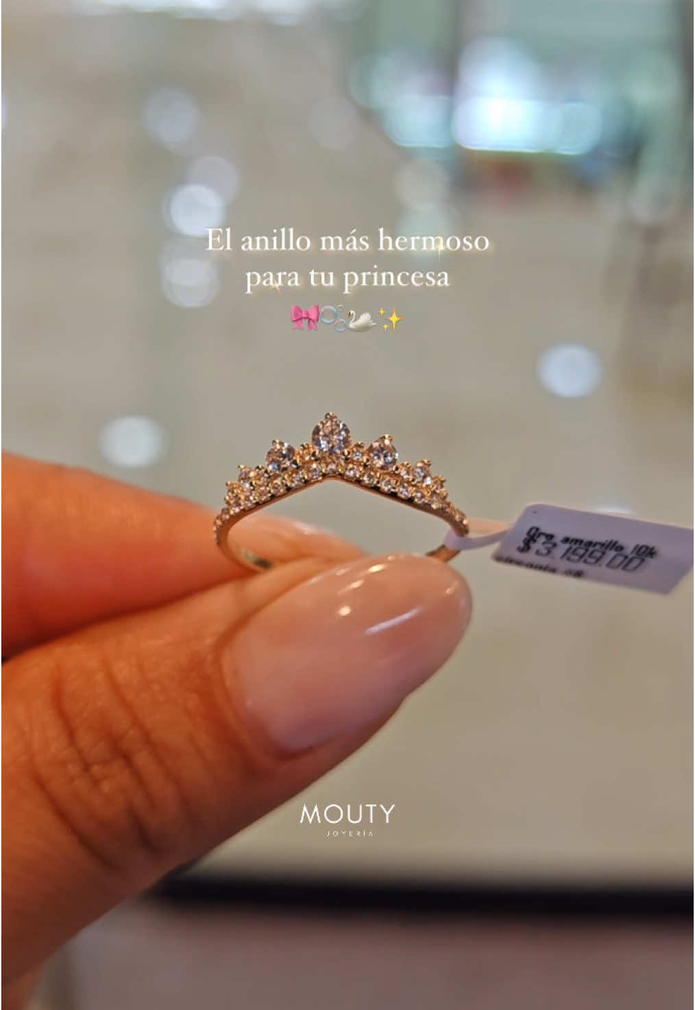 “Un anillo en forma de corona que combina elegancia y romanticismo en cada detalle. Sus líneas sutiles y finas realzan su diseño, creando una pieza digna de un cuento de hadas. El toque perfecto para celebrar a tu princesa.” Modelo 15485 fabricado en Oro Amarillo de 10 kilates✨ Precio $3,199 mxn 🚚 ¡Disfruta de envío gratuito a todo México! 🇲🇽  *Recuerda que el precio puede cambiar sin previo aviso. #moutyjoyeria #couplegoals #novios #parejas #anillo #fypシ 