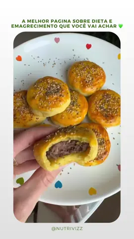 Receita na legenda 🍔 PÃOZINHO RECHEADO COM HAMBÚRGUER Logo começa a sua rotina de montar a lancheira das crianças, e esse pãozinho é uma ótima opção para congelar e ter sempre um lanchinho saudável prontinho. Essa receita é sem glúten e lactose e vai agradar toda a família 🫶 INGREDIENTES: - 1 xícara de batata doce cozida e amassada - 1 colher (sopa) de azeite de oliva - 1 ovo - 1 colher (chá) de sal - 1 e ¼ xícara ou até dar ponto de mix de farinhas sem glúten - Mini hambúrguer pré assado FINALIZAÇÃO: - Gema de ovo - Sementinhas de sua preferência (gergelim, chia ou linhaça) MODO DE PREPARO: Prepare, pré asse os hambúrgueres e reserve. Em um recipiente misture a batata, o azeite, o ovo e o sal. Acrescente o mix de farinhas até obter ponto de desgrudar das mãos. Pegue porções da massa, abra com as mãos, recheie e feche (ou abra com o rolo e corte em círculos como mostro no vídeo). Molde no formato de bolinhas levemente achatadas. Coloque em forma untada e pincele sobre os pães a gema de ovo e salpique as sementinhas. Asse em forno preaquecido a 200 graus por cerca de 30 minutos ou até ficarem assados. Rendimento: em média 10 unidades. - Para congelar siga o passo a passo do vídeo (nos meus livros além das receitas, você aprende a congelar os lanchinhos de maneira prática e segura) 🎥: @nutrilarissazutter