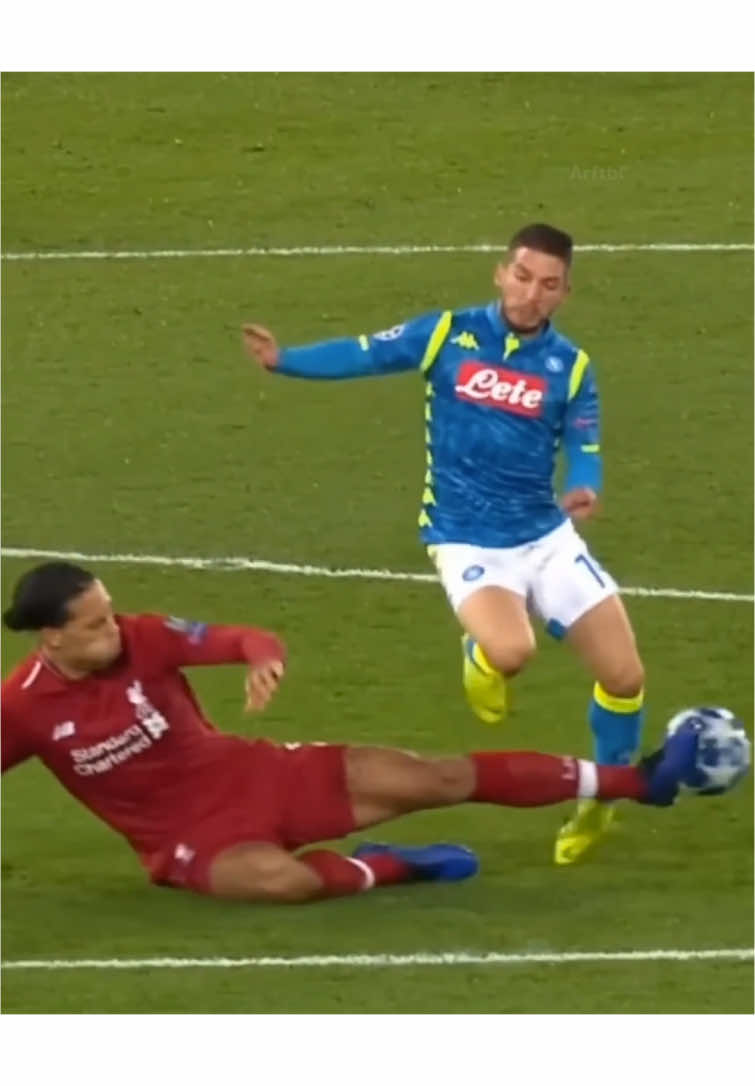 Van Dijk Insane Defensive Skills 🤯😱. #fyp  #foryou  #foryoupagе  #football  #Soccer  #footballtiktok 