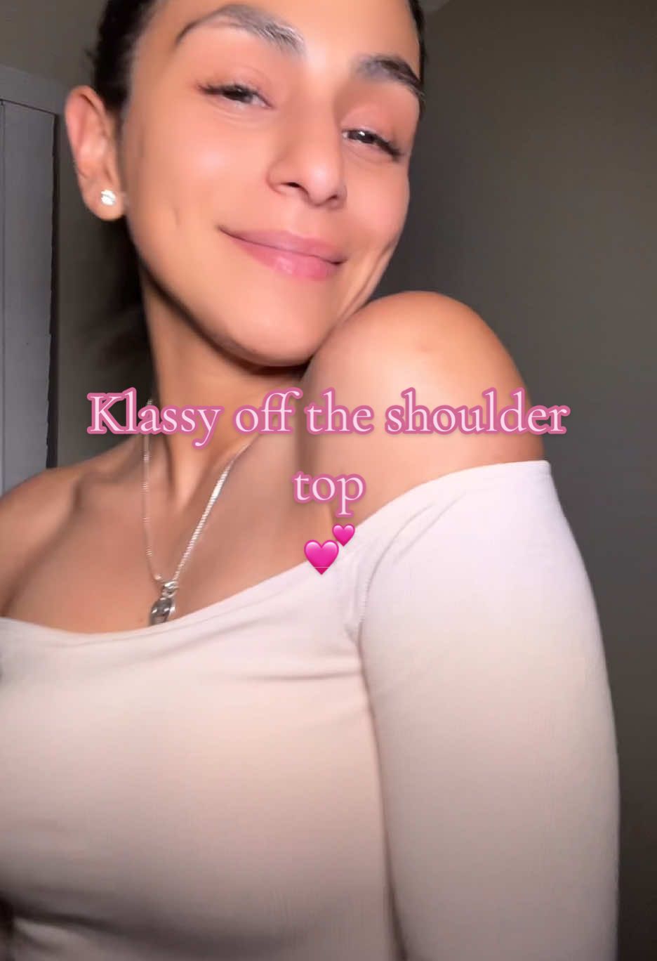 How cute is this top! The BEST part is the built in bra! I wore this to a party and got so many compliments!! 🙌🏽😍 #klassy #klassynetwork #offtheshoulder #offtheshouldertop #tiktokshopjumpstart #tiktokshoploveatfirstfind #tiktokshopfinds @Klassy Network 