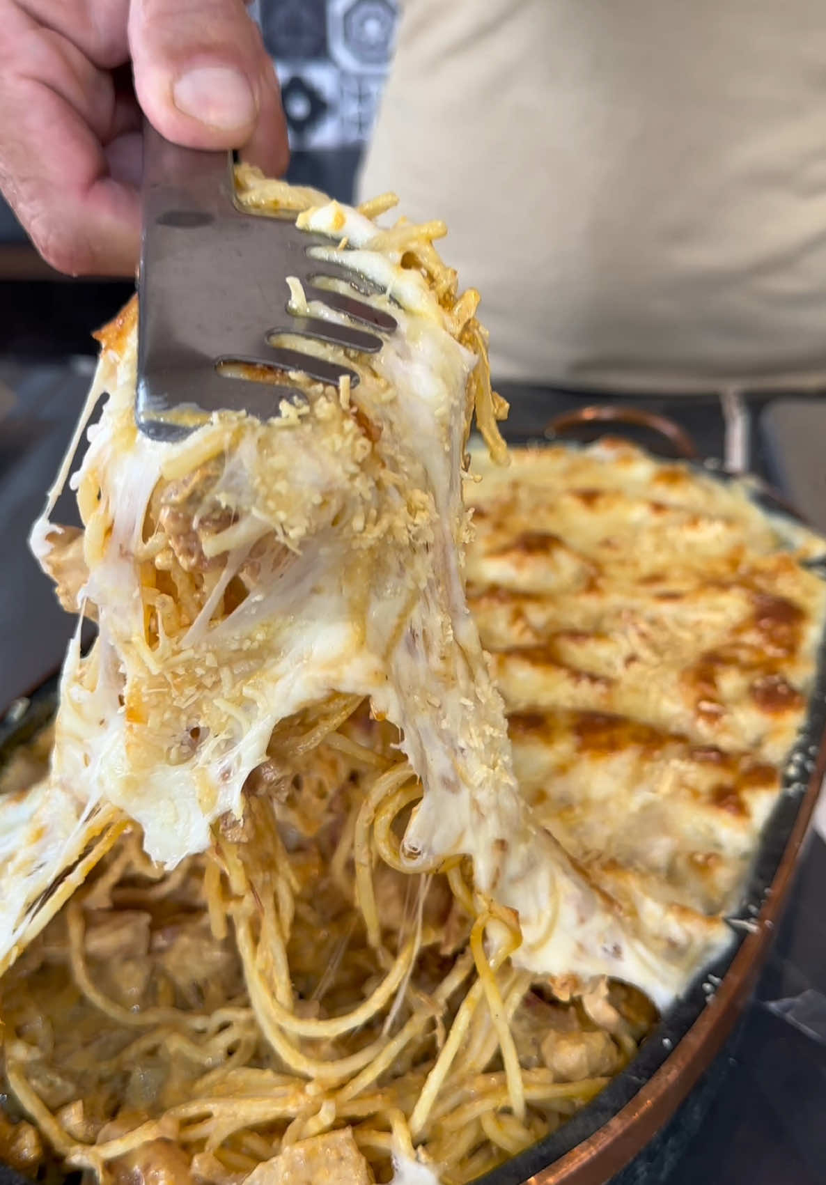 Juntei dois trem BÃO… Estrogonofe e Macarrão  Siga @avivaroficial ⬅️  Nessa receita usei Filé de Peito de Frando Avivar, quem além de qualidade traz praticidade com a tecnologia abre fácil e embalagem retangular para otimizar o espaço do seu freezer.  Avivar sempre proporcionando momentos memoráveis com qualidade inigualável.   já salva esse vídeo se não: NÃO VAI DÁ CERTO! 😅🫶🏻 Gostou do conteúdo? Siga e aprenda receitas fáceis e criativas.  Vem ser meu Trenzin 🚂🧡 . . . . . #receitas #receitasfaceis #receitascriativas #comida #avivaralimentos