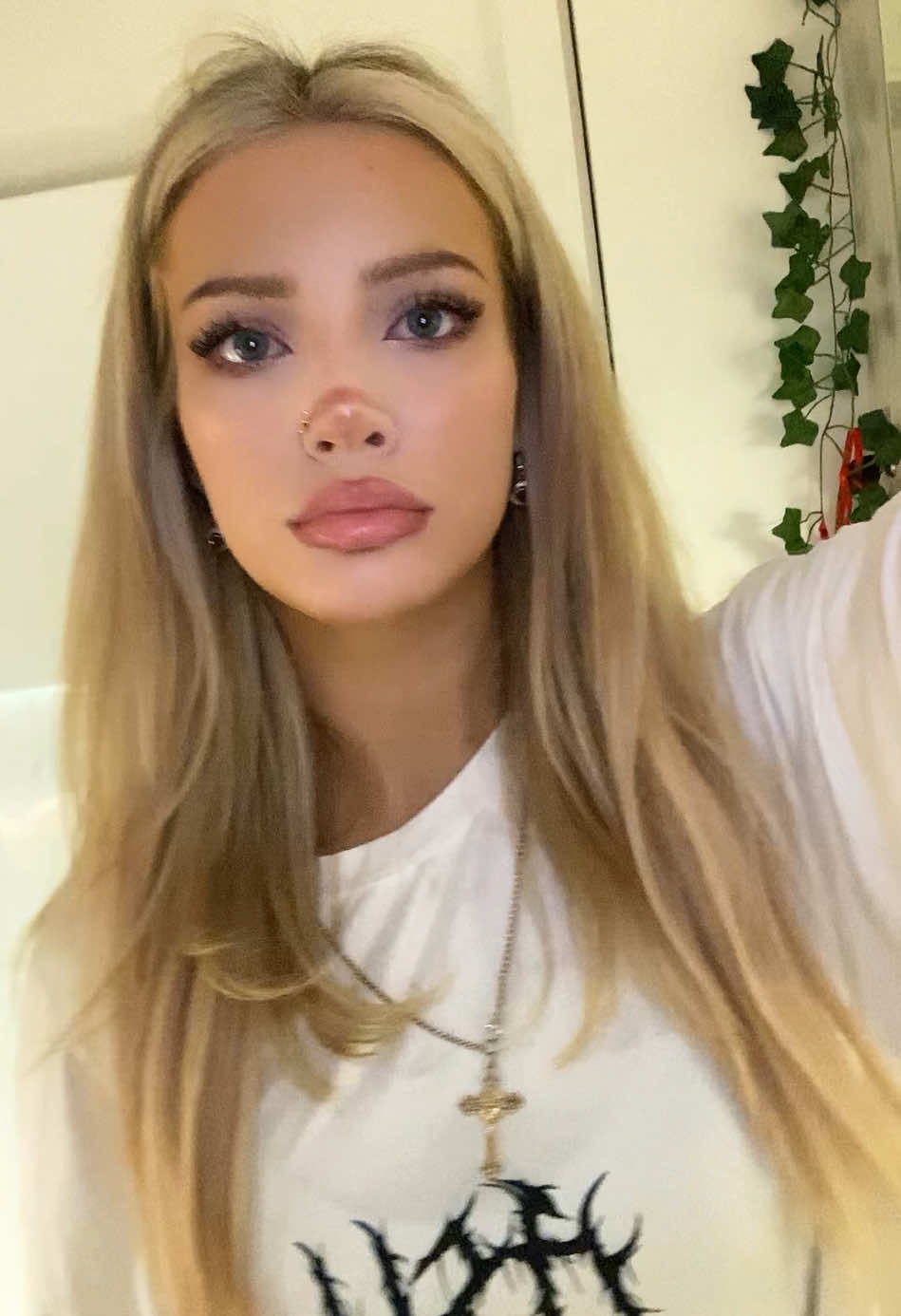 hiding this intrusive thought fringe that i dont like, here are my efforts 