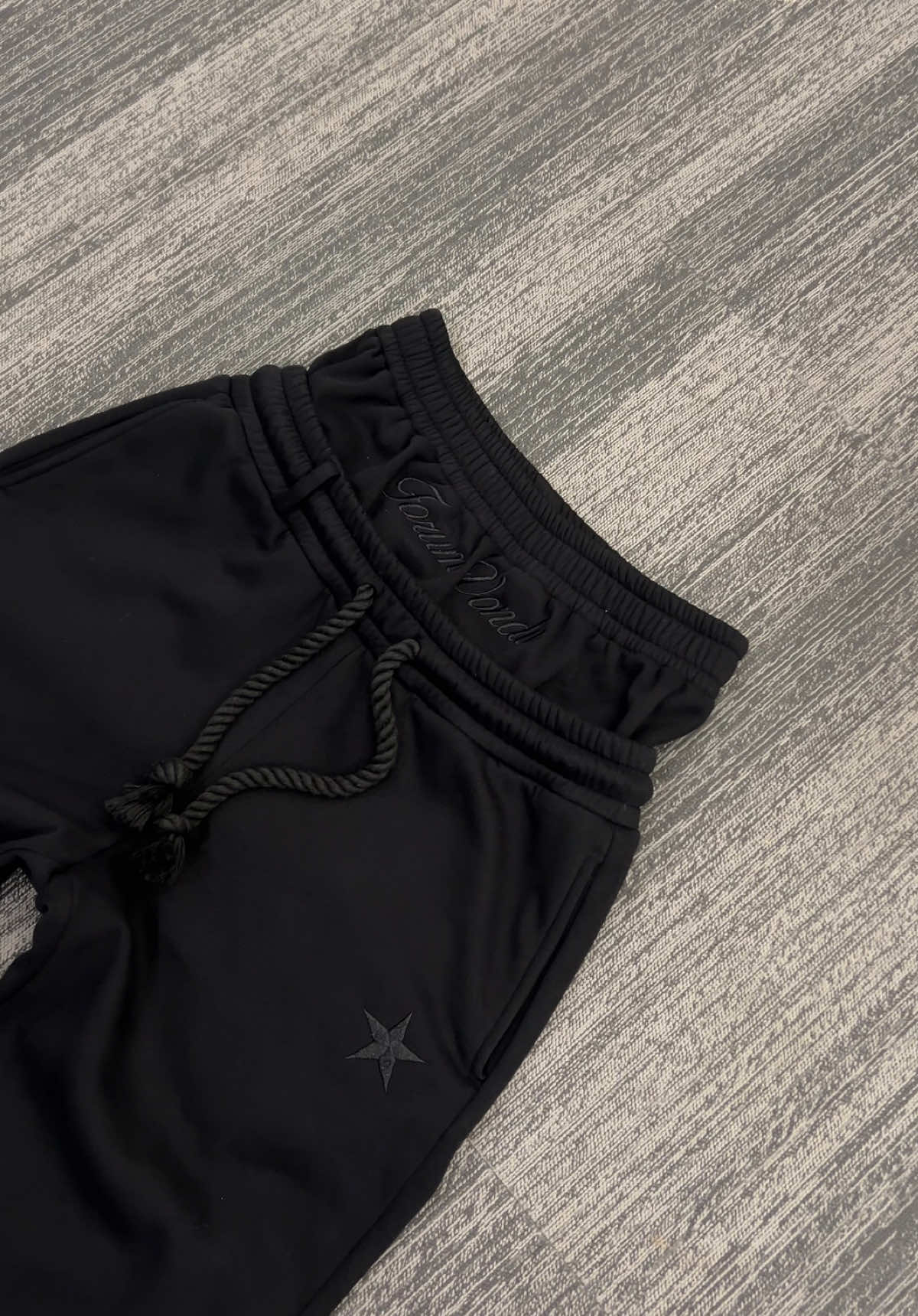 Would you agree? 😍 #tracksuit #fashion #streetwear #jogger #baggy #zara #zarahaul #sweatsuit #vintagenike #flaredjeans #pepestudio #fashionfinds #vonduclo #trackpants #trikko #brandowner 